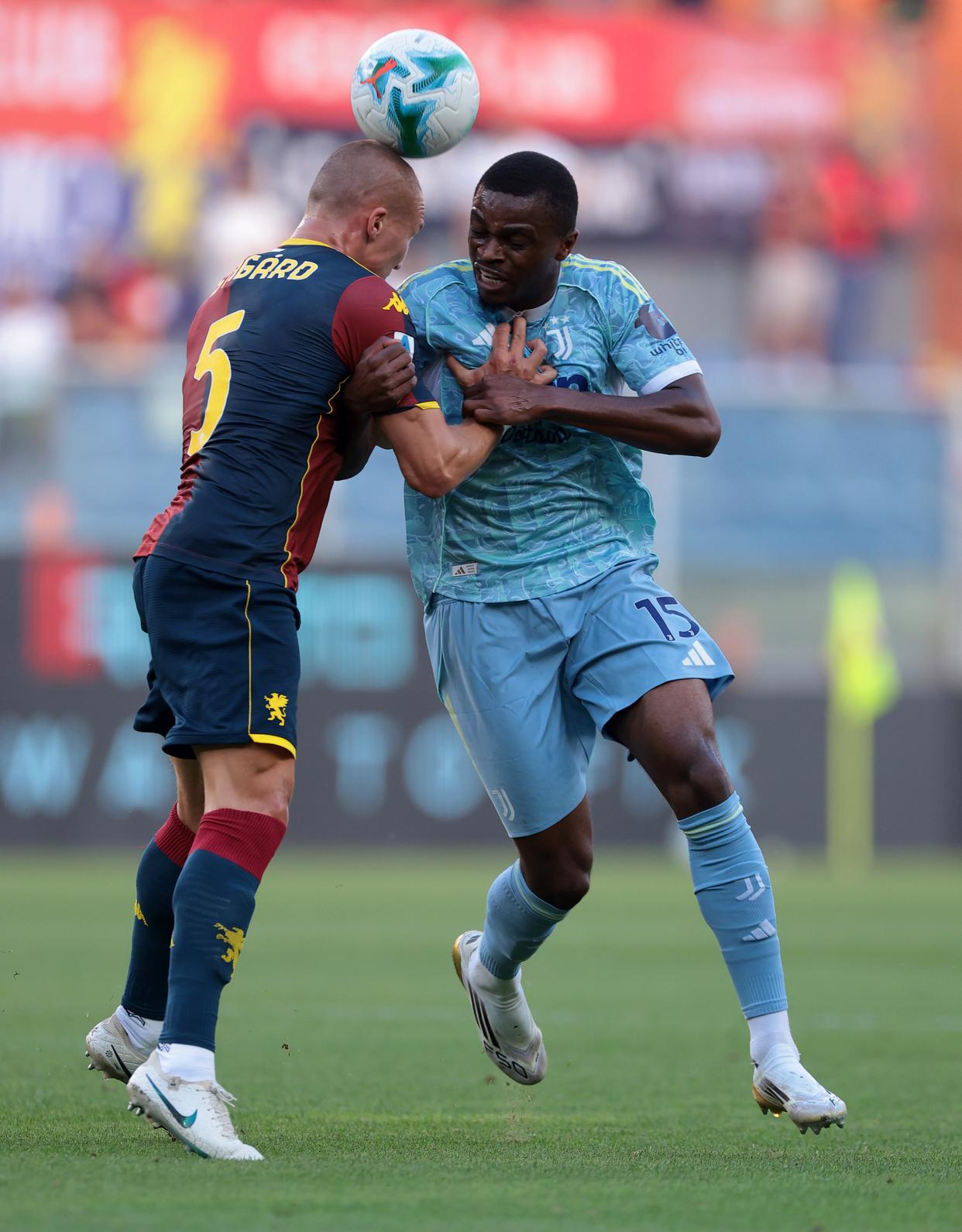 尤文图斯训练开放日；转会期单刀错失引欢呼；欧冠在即；年轻球员得到机会的简单介绍